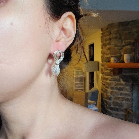 Vintage Silver Bow Stud Earrings - Picture 3 of 4